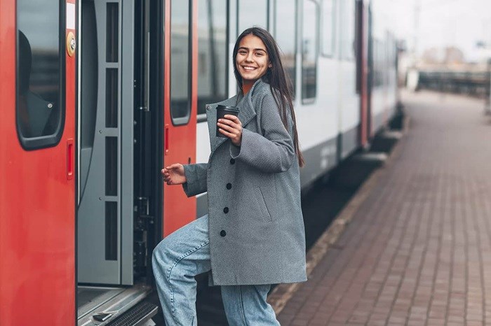 Jak kolej zmienia przedmieścia? Nowe linie napędzają boom na domy jednorodzinne pod dużymi miastami