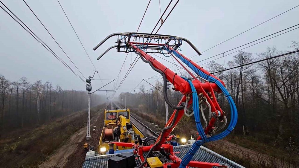 PKP PLK pokazuje, jak chroni sieć trakcyjną przed zimą i lodem