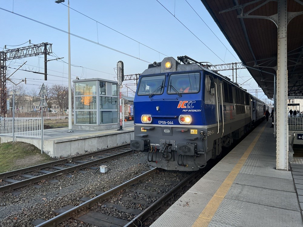 PKP Intercity. Mało EP09 w rozkładzie jazdy. "Epoki" znikają z torów