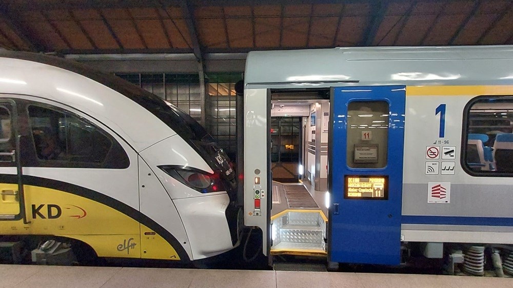 Wrocław Główny. Wagon Intercity "pocałował" Elfa Kolei Dolnośląskich