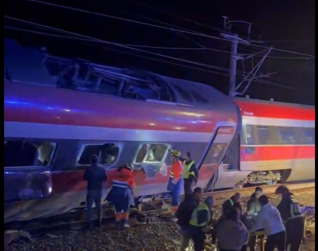 Katastrofa kolejowa w Hiszpanii. Zderzyły się dwa pociągi KDP, są ofiary