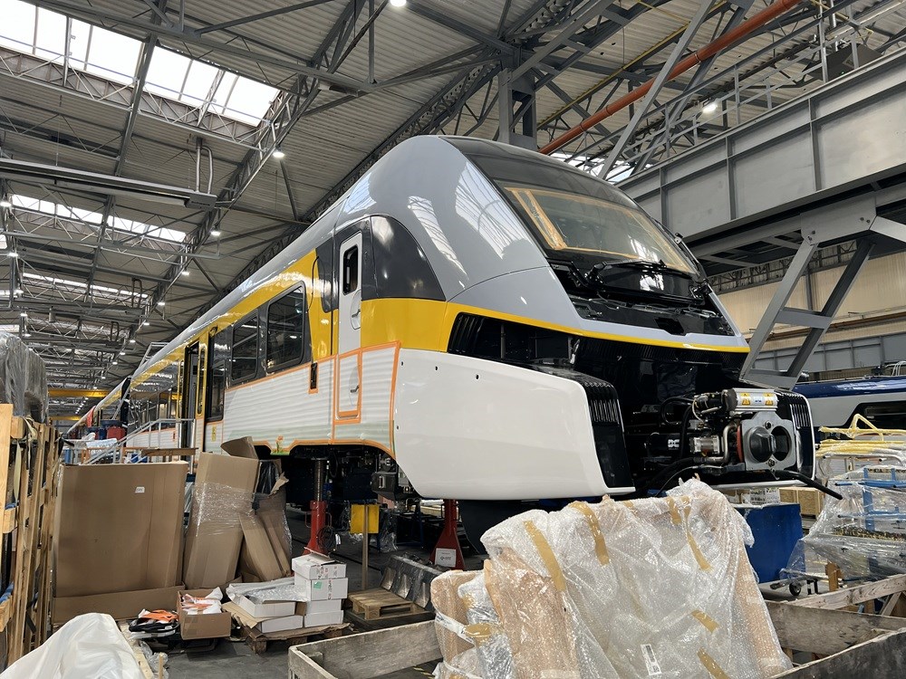 PESA. Elfy 3 Kolei Mazowieckich w produkcji