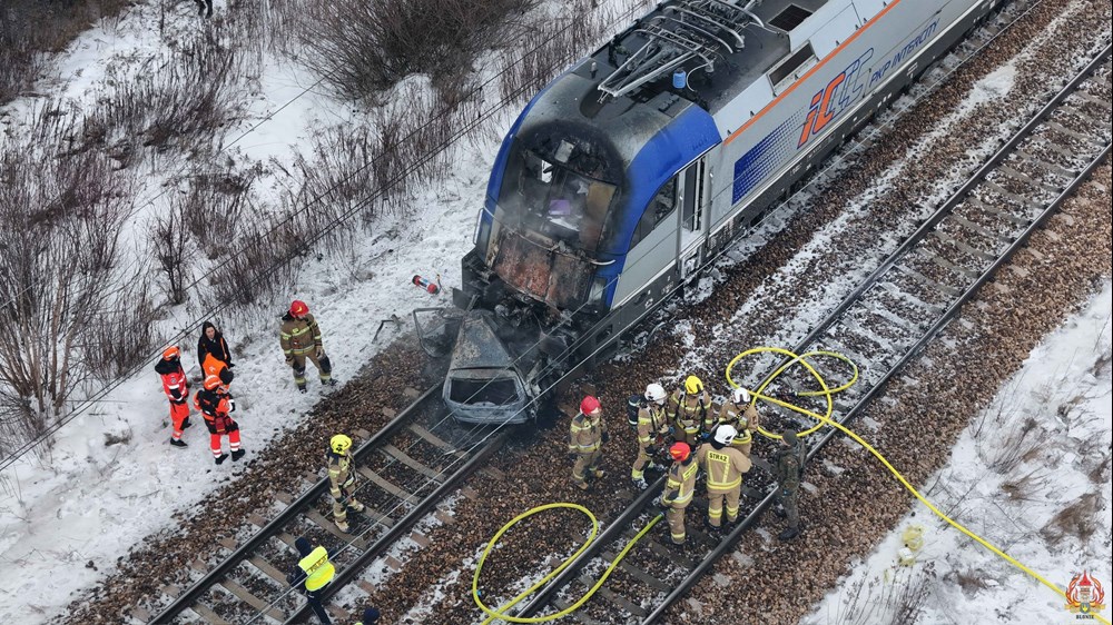 Błonie. Dwa pociągi uderzyły w osobówkę, wybuchł groźny pożar