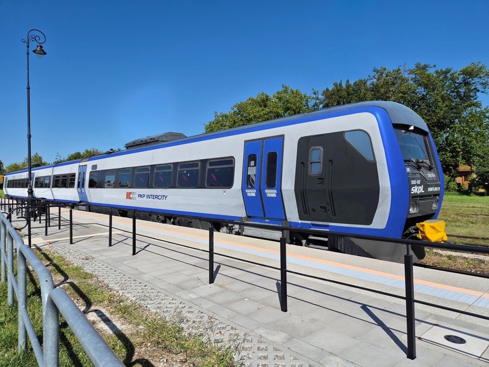 PKP Intercity pomaluje DM90 z SKPL w swoje barwy