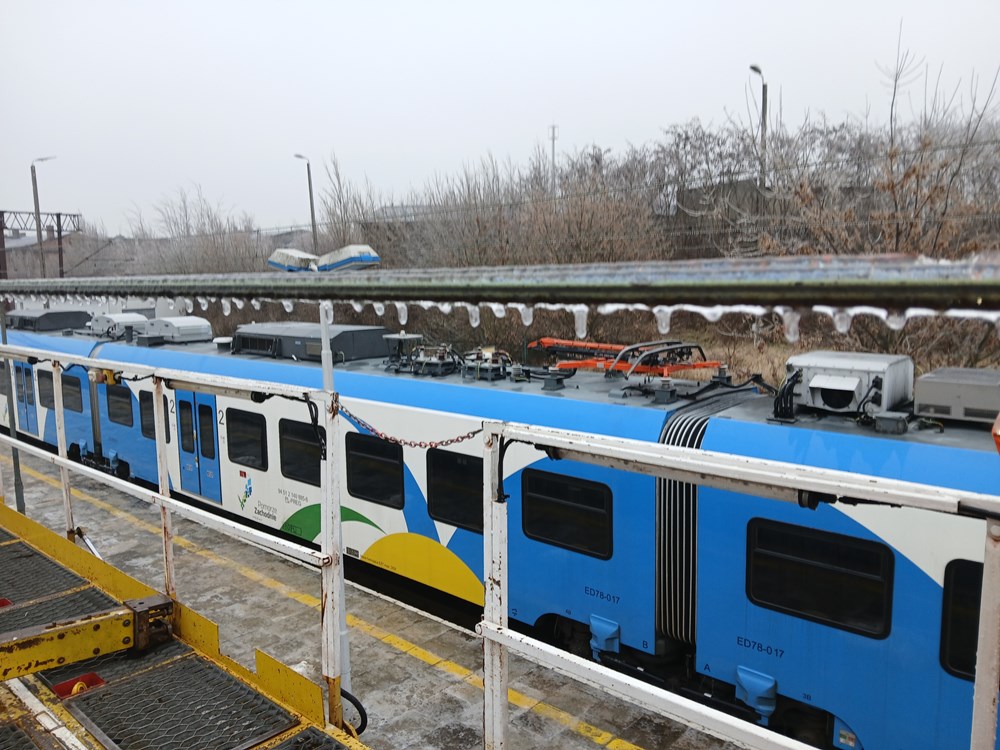 PLK wciąż walczy z oblodzoną siecią trakcyjną na P. Zachodnim