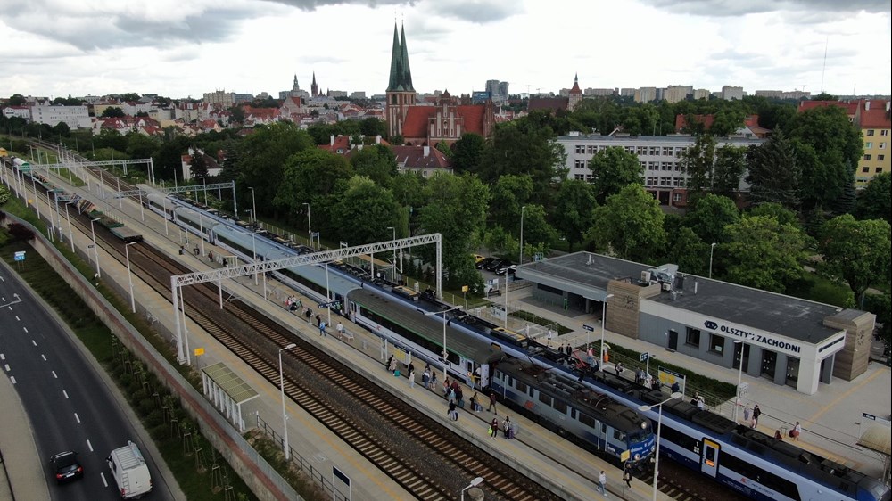 Pociągi dalekobieżne najpierw z Łomży do Olsztyna. Potem do Warszawy
