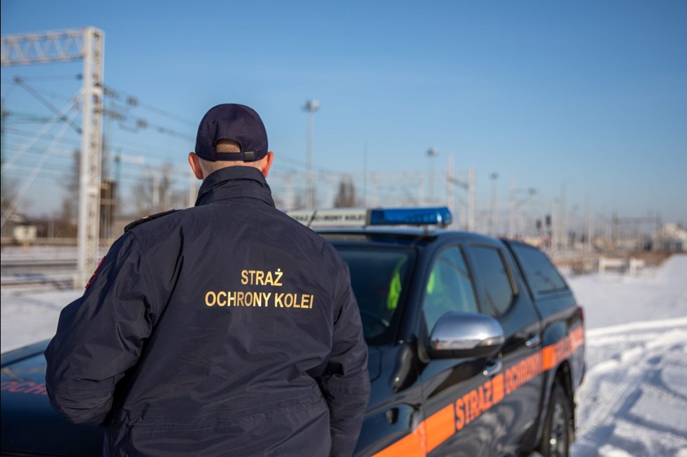 Kamienie na torach i rzucanie butelkami. Niebezpieczne zabawy nastolatków w Łodzi