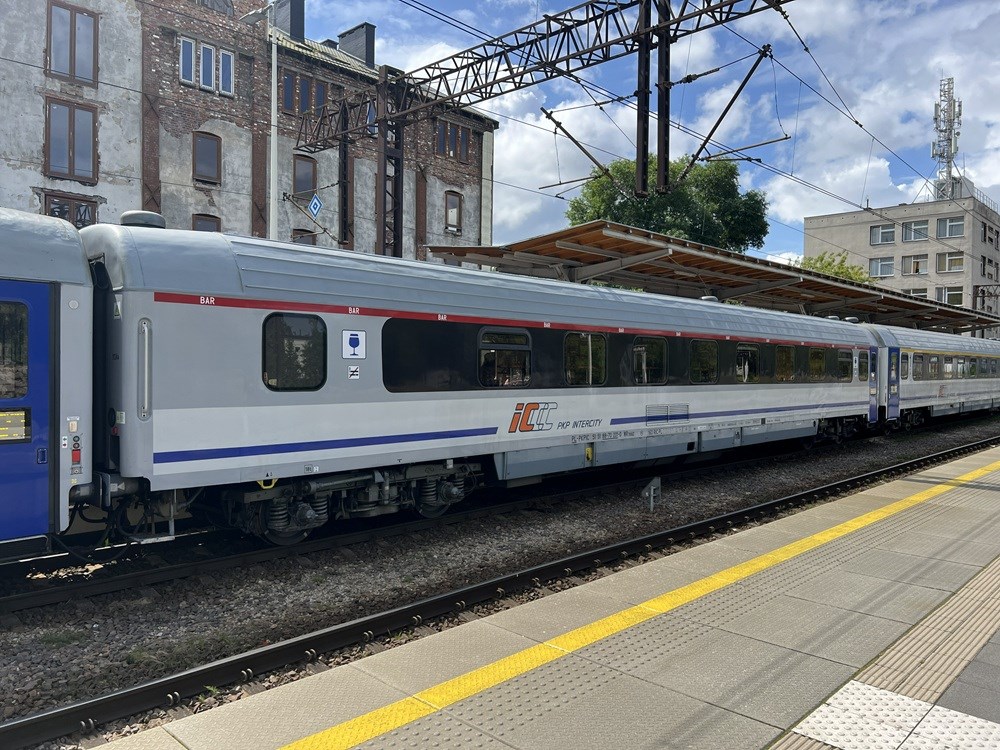 PKP Intercity prawie podwoi liczbę wagonów WARS do 2030 roku