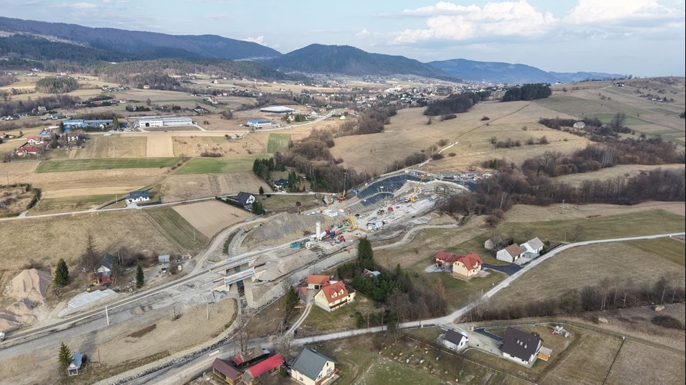 Podłęże – Piekiełko. Główny tunel kolejowy pod Pisarzową wydrążony!