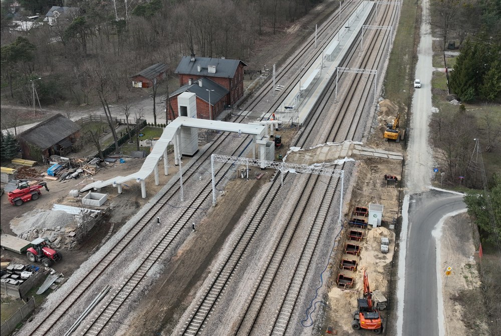 PLK: Kładka w Bełchowie pnie się nad torami – bezpieczne dojście do peronów coraz bliżej