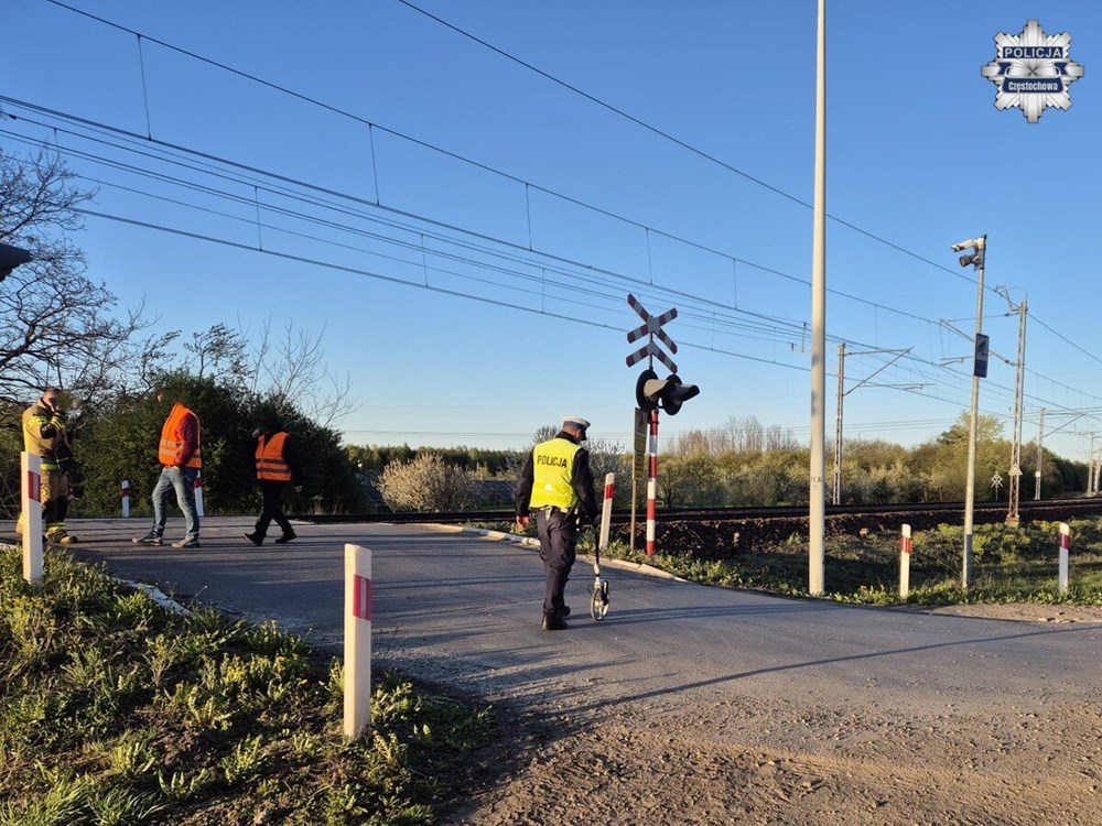 Turów. Samochód zatrzymał się na przejeździe, uderzył w niego pociąg (wideo)