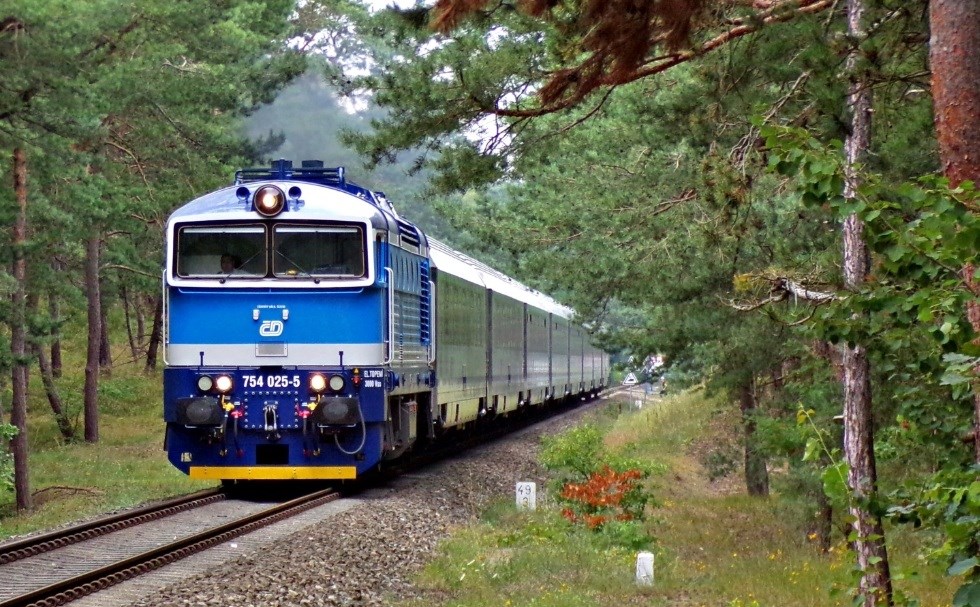 Majówka z PKP Intercity. Więcej miejsc w pociągach i powrót Jantara
