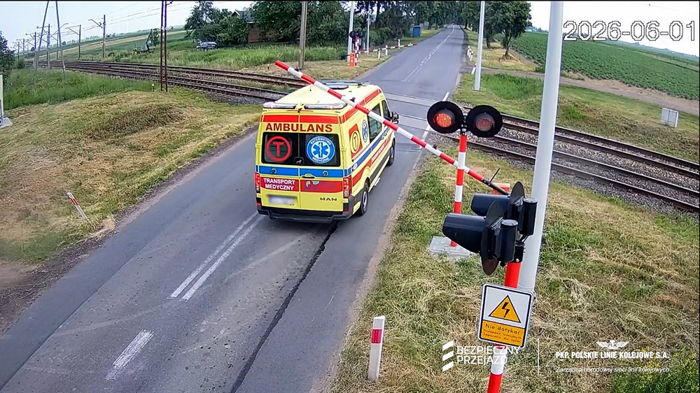 Wróblew. Ambulans za rogatkami, o włos od tragedii na przejeździe (wideo)