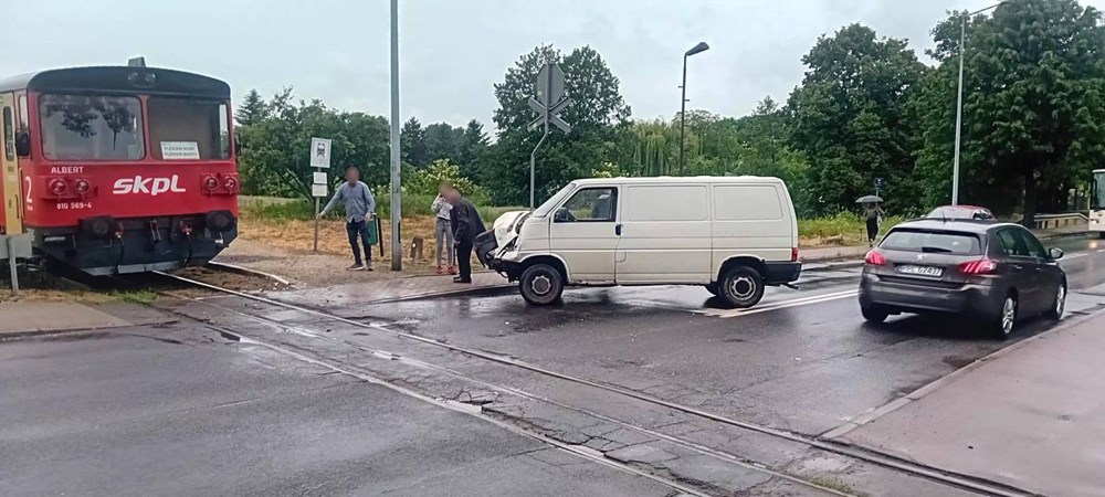 Pleszew. Dostawczakiem w pociąg, to mogło się skończyć tragicznie