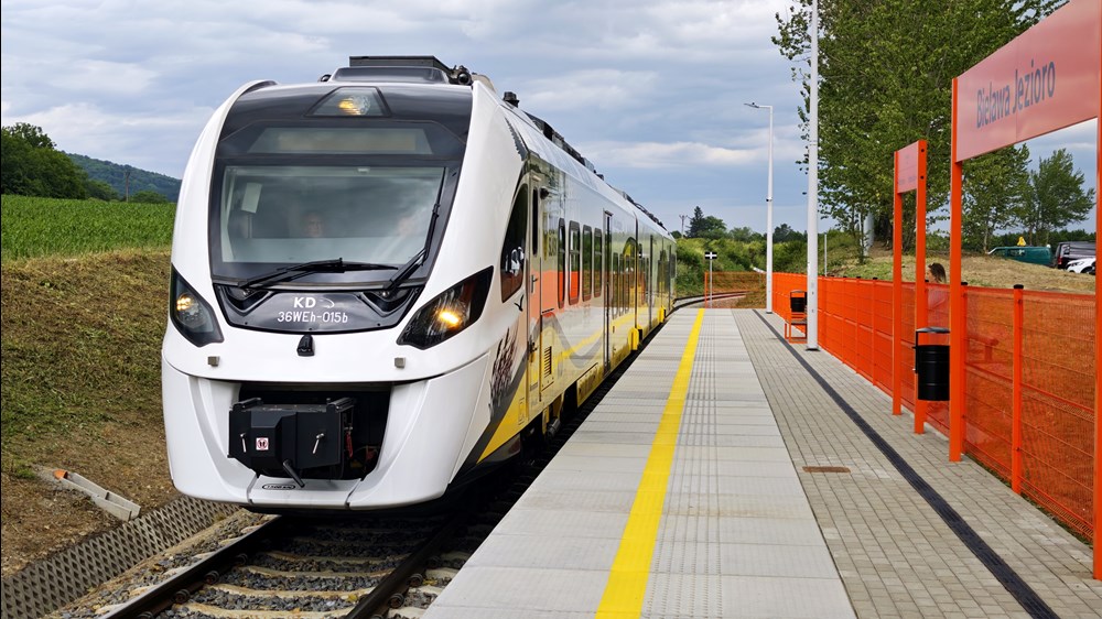 Pierwszy pociąg pasażerski na nowym odcinku trasy do Srebrnej Góry (zdjęcia)