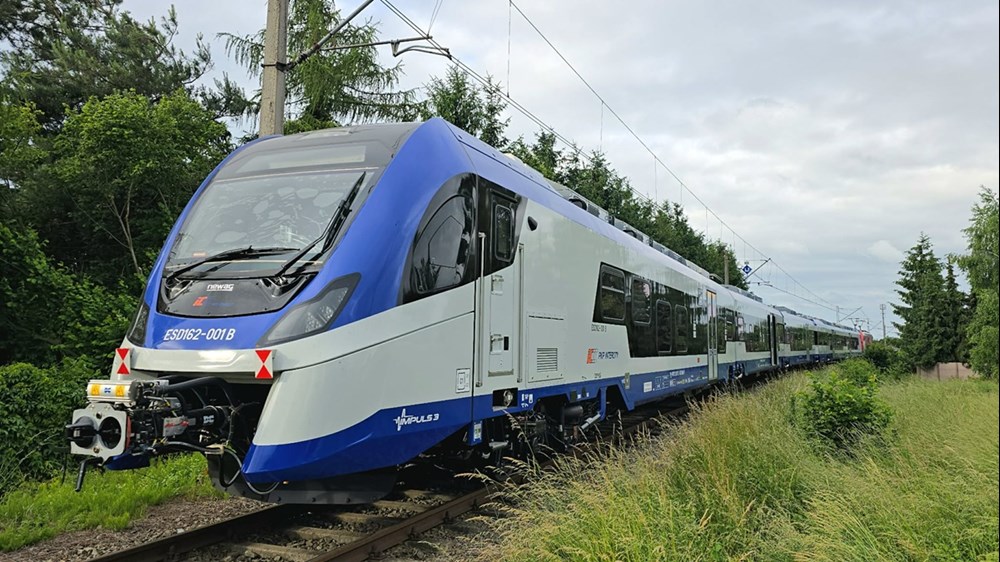 Newag. Pierwsza “hybryda” dla PKP Intercity dotarła na testy
