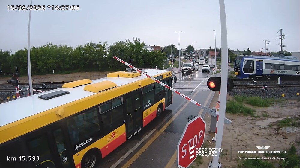 Łomża. Drugi dzień reaktywacji połączeń i autobus utknął na przejeździe kolejowym (wideo)
