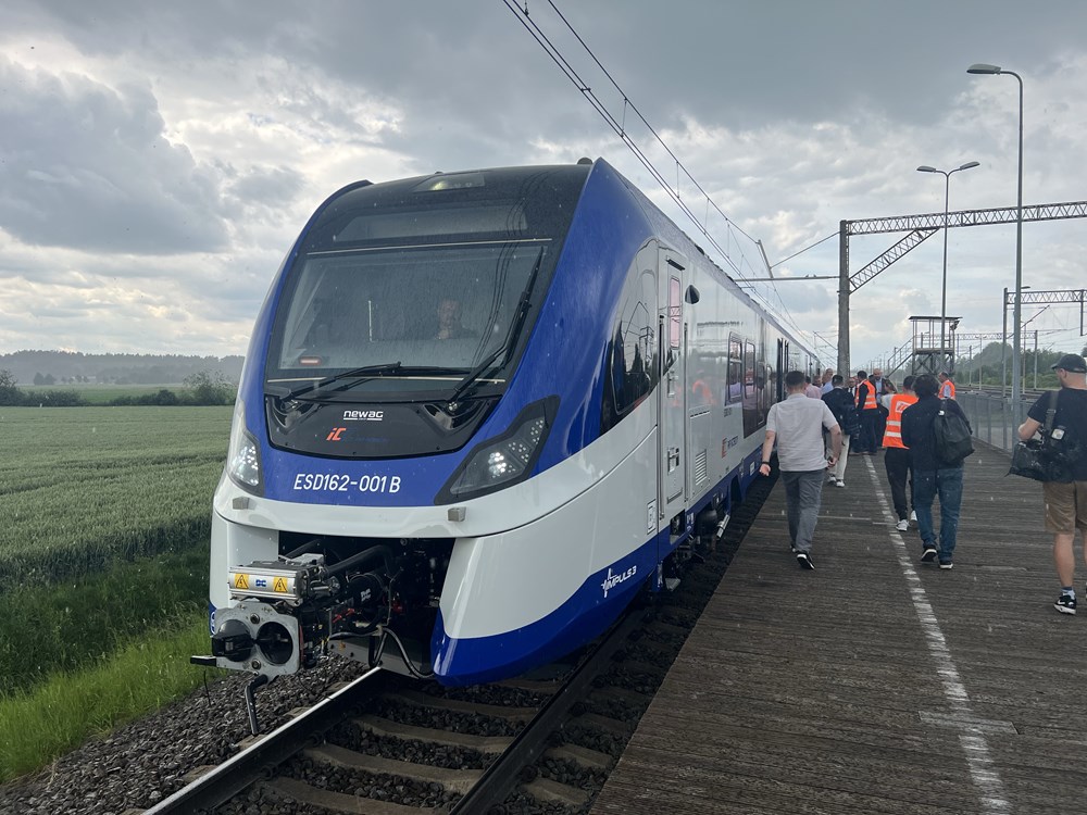 PKP Intercity pokazuje pierwszą gotową hybrydę. Startują testy