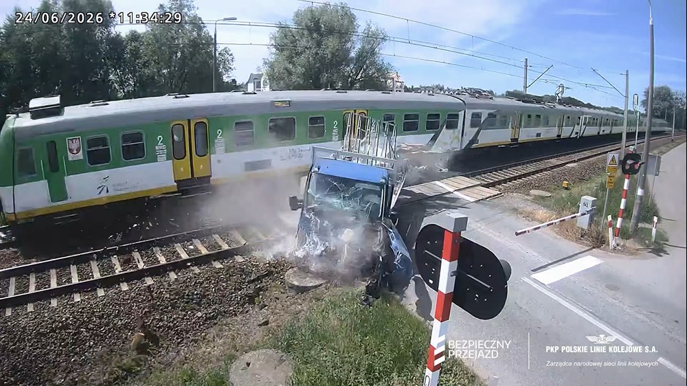 Bieniewice. Dostawczak utknął między rogatkami, machanie nie zatrzymało pociągu (wideo)