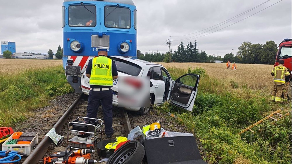Kiszkowo. Samochód wjechał w pociąg towarowy, kierowca nie żyje