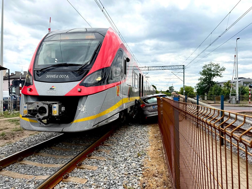 Radomsko. Zderzenie osobówki z pociągiem na przejeździe kolejowym