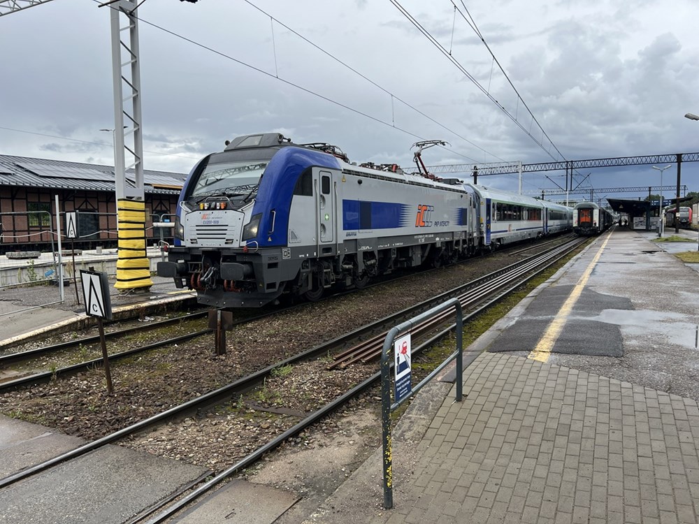 PKP Intercity tłumaczy się z punktualności i odwołań w upały