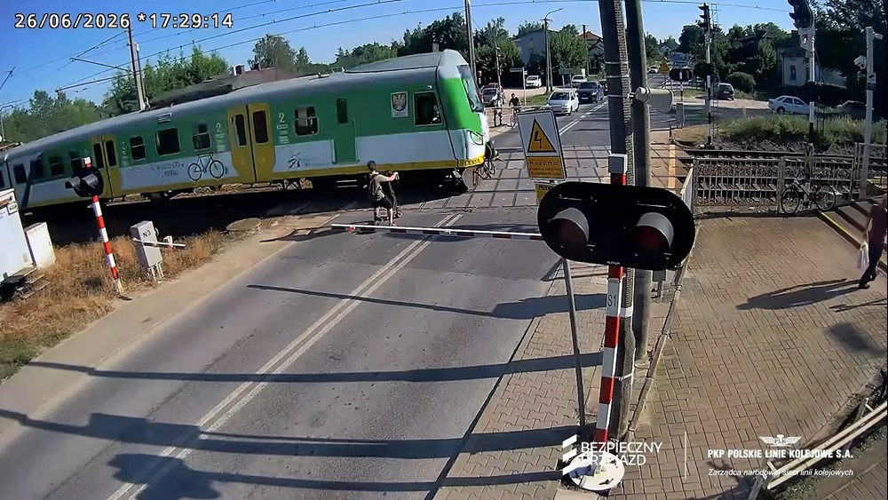 Boża Wola. Byłaby powtórka z Podkarpacia, hulajnogą wprost pod pociąg [wideo]