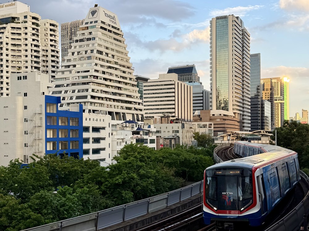 Bangkok. Miejskie pociągi kursują między wieżowcami