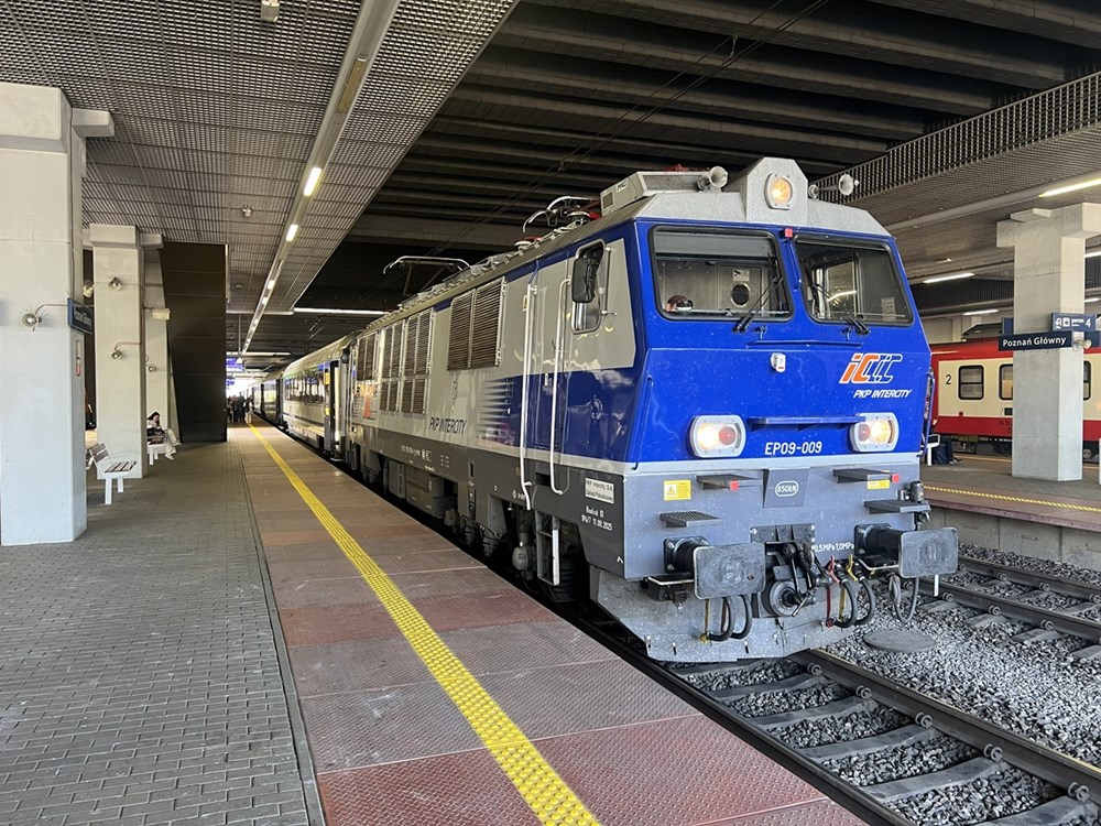 Koziołek PKP Intercity już nie “hasa” Flirtem ale wagonami z lokomotywą