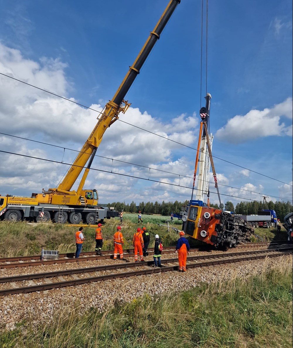 Lokomotywa i część wagonów z Sokolnik Suchych usunięta. Trwa naprawa torowiska i sieci trakcyjnej