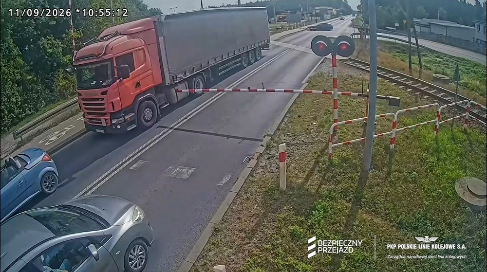 Tuchola. Kierowca TIR-a stanął na przejeździe kolejowym, potem rogatki poszły w dół [WIDEO]