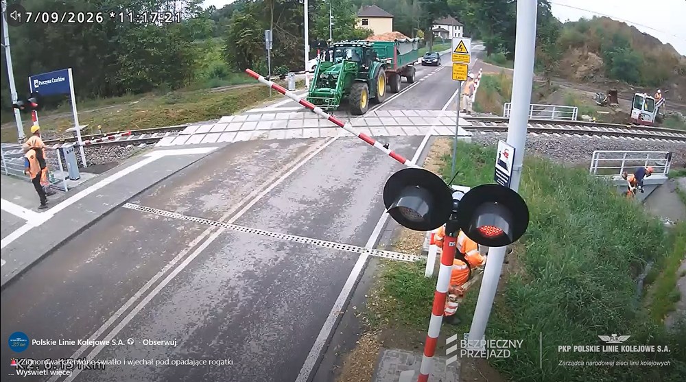 Czarków. Najpierw ciągnik, a potem rowerzysta na przejeździe kolejowym [WIDEO]