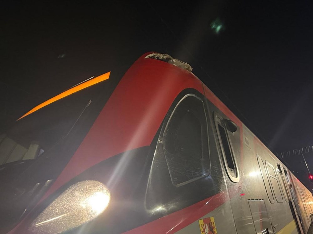Radomsko. Zderzenie żurawia kolejowego z pociągiem ŁKA, jest jeden poszkodowany