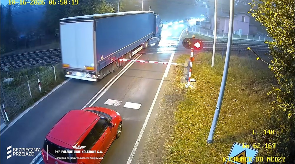 Szymocice. Sąd zajmie się kierowcą TIR-a, który ominął rogatki na przejeździe kolejowym [wideo]
