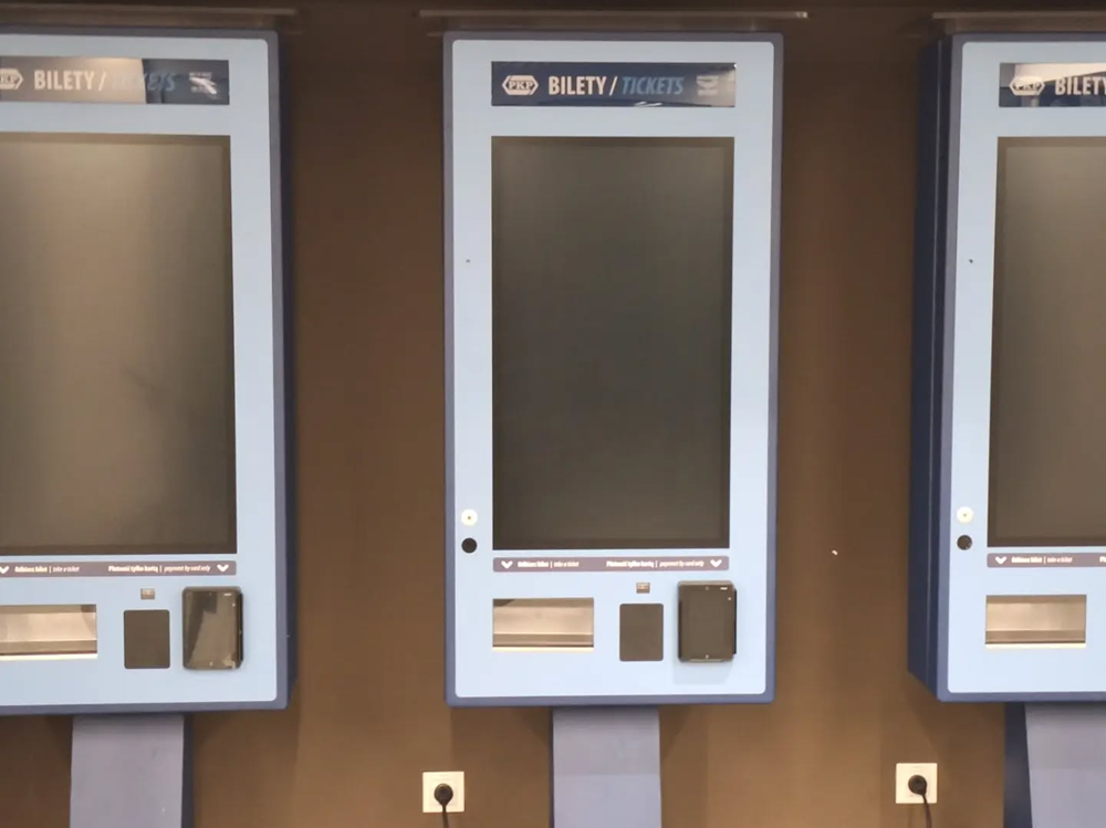 PKP SA: Uniwersalne biletomaty już stoją. Kiedy zaczną działać?