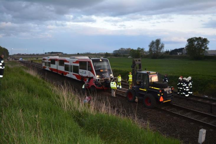 Wolsztyn: Tragiczny wypadek na przejeździe. Dwie ofiary śmiertelne Wolsztyn: Tragiczny wypadek na przejeździe. Dwie ofiary śmiertelne