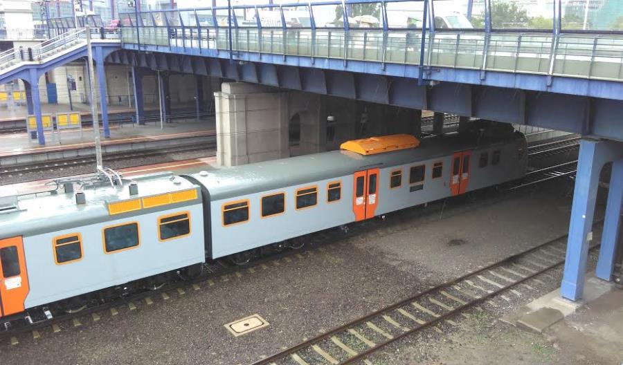 Modernizowana jednostka EN57 pomalowana przez grafficiarzy