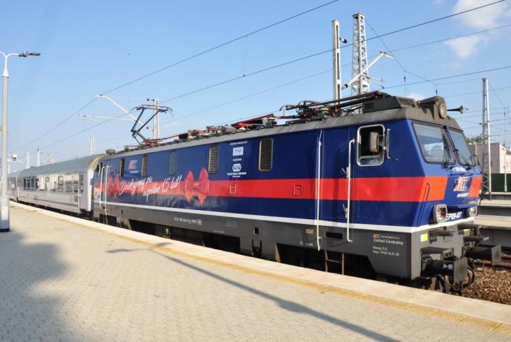 Lokomotywa udekorowana na 15-lecie PKP Intercity wyruszyła do Łodzi Lokomotywa udekorowana na 15-lecie PKP Intercity wyruszyła do Łodzi