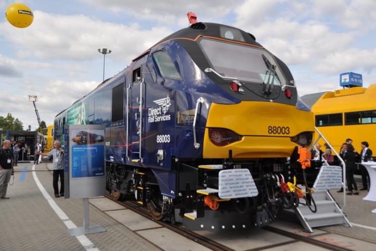 Stadler prezentuje nową elektryczno-spalinową lokomotywę Class 88 (zdjęcia) Stadler prezentuje nową elektryczno-spalinową lokomotywę Class 88 (zdjęcia)