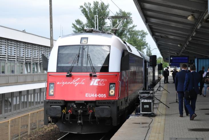 Pierwsza lokomotywa PKP IC już w specjalnych barwach na stulecie niepodległości Pierwsza lokomotywa PKP IC już w specjalnych barwach na stulecie niepodległości