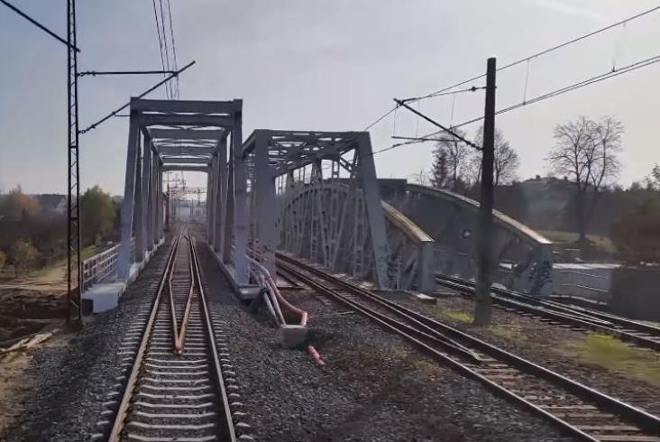 Kolejarze zbudowali trzeci most nad Trzebośnicą Kolejarze zbudowali trzeci most nad Trzebośnicą