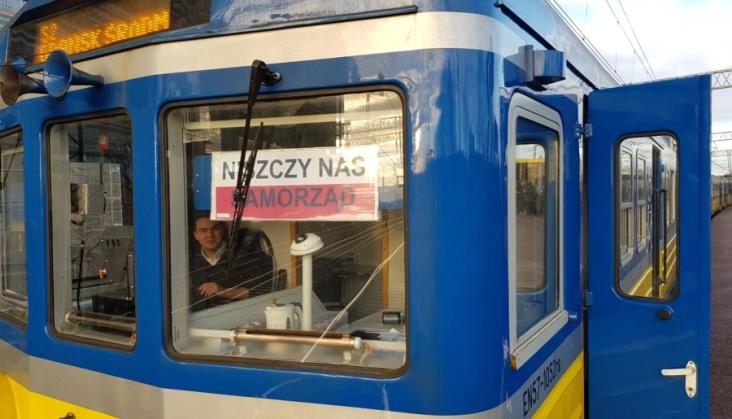 Oflagowane pociągi trójmiejskiej SKM. „To protest przeciwko polityce województwa”