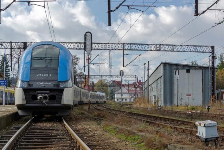 Duża promocja Kolei Śląskich. Dzieci nie płacą za pociąg przez całe ferie Duża promocja Kolei Śląskich. Dzieci nie płacą za pociąg przez całe ferie