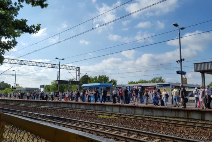 Ogromny tłok w pociągach z Rembertowa. Mieszkańcy mają dość Ogromny tłok w pociągach z Rembertowa. Mieszkańcy mają dość