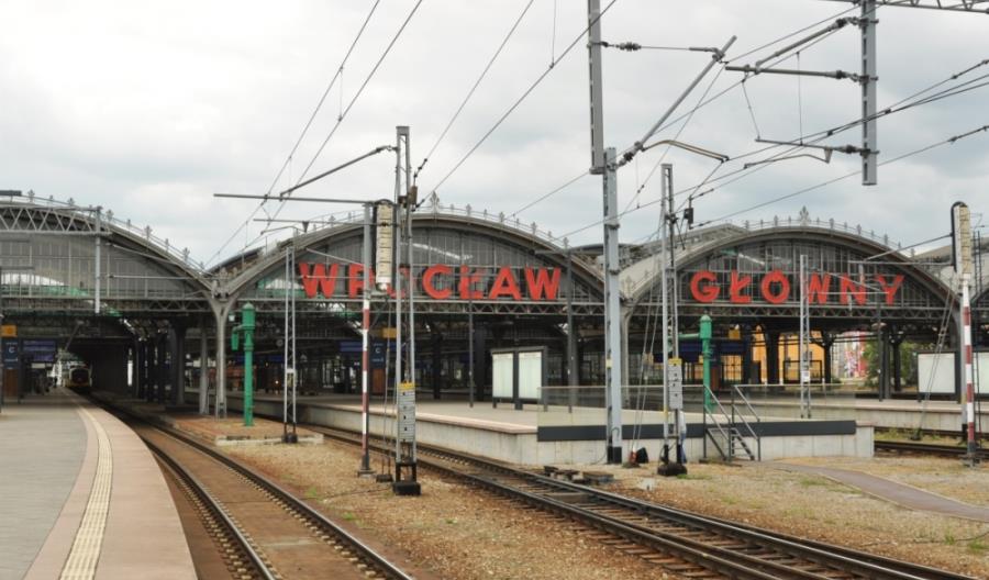 Utrudnienia na kolei na Dolnym Śląsku. Awaria sieci, potężna ulewa i połamane drzewa