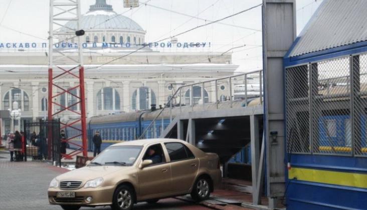 Koleje Ukraińskie ponownie proponują przewóz aut w pociągach