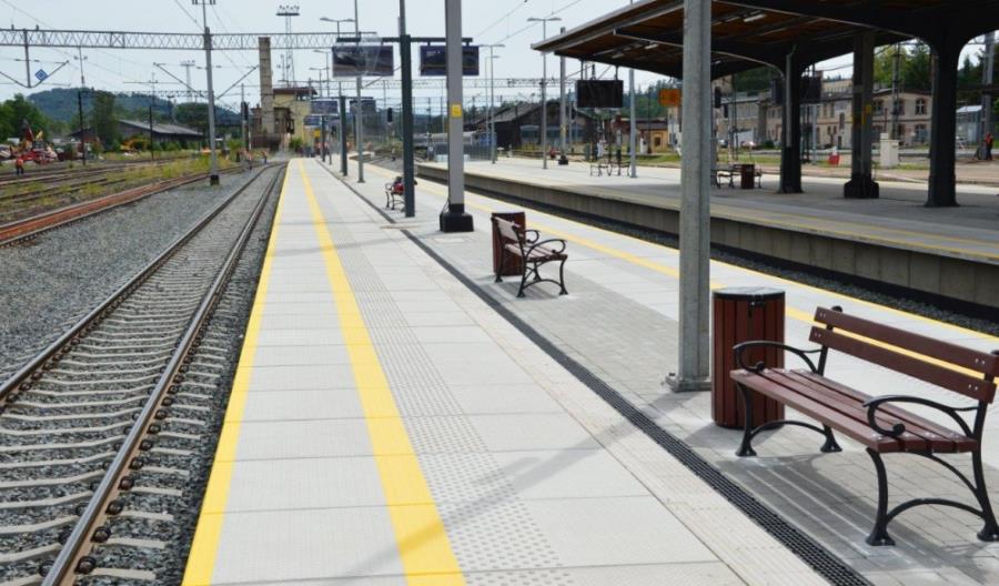 Jelenia Góra z nowymi peronami (zdjęcia)