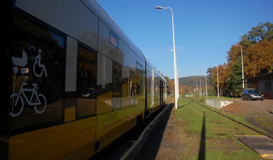 Ostatnie pociągi Jelenia Góra – Lwówek Śląski. Co stanie się z linią? [zdjęcia]