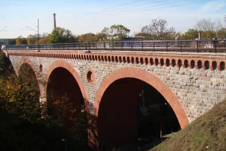 Pęknięcie na zabytkowym olsztyńskim moście kolejowym