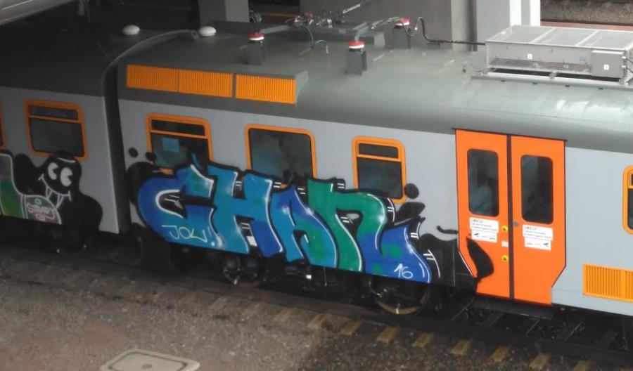 Modernizowana jednostka EN57 pomalowana przez grafficiarzy